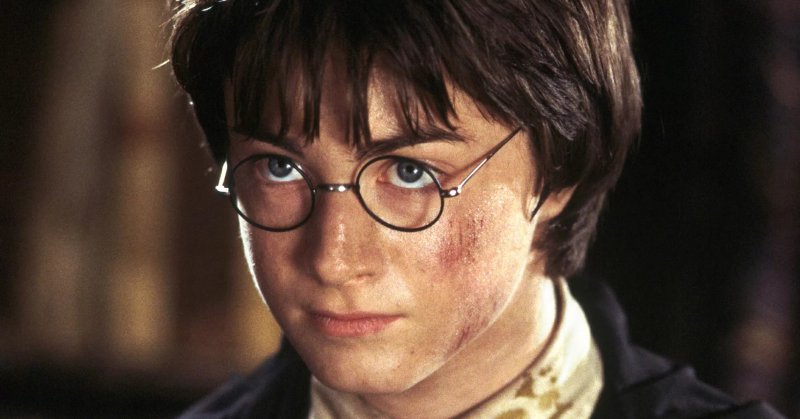 Daniel Radcliffe ha detto che interpretare Harry Potter all'inizio della sua carriera è stato liberatorio: non potrà mai fare di più e va bene così, perché non si sente più in dovere di mirare altissimo e può fare quello che vuole, progetti anche bizzarri. Lo sguardo di  si illumina: 'Assolutamente', dice Warren Davis. 'L'unica differenza è che a Daniel Radcliffe, quel primo successo gli ha probabilmente garantito un livello di tranquillità economica che io non ho ottenuto da Q*bert' Daniel Radcliffe ha detto che interpretare Harry Potter all'inizio della sua carriera è stato liberatorio: non potrà mai fare di più e va bene così, perché non si sente più in dovere di mirare altissimo e può fare quello che vuole, progetti anche bizzarri. Lo sguardo di  si illumina: 'Assolutamente', dice Warren Davis. 'L'unica differenza è che a Daniel Radcliffe, quel primo successo gli ha probabilmente garantito un livello di tranquillità economica che io non ho ottenuto da Q*bert'
