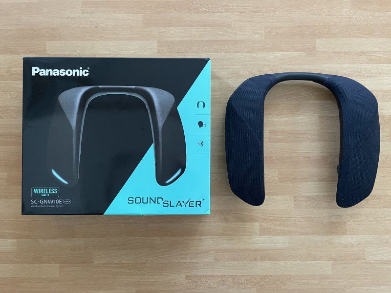 Anche guardando la confezione si fa fatica a comprendere cosa sia questo Panasonic SC-GNW10