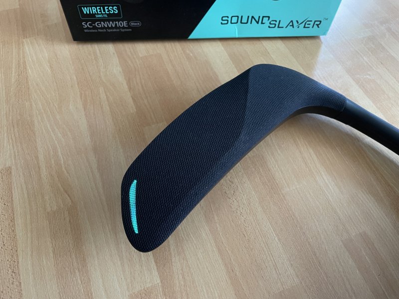 Il LED luminoso sull'estremità dello speaker indossabile Panasonic SC-GNW10 si illumina quando l'abbinamento viene eseguito correttamente