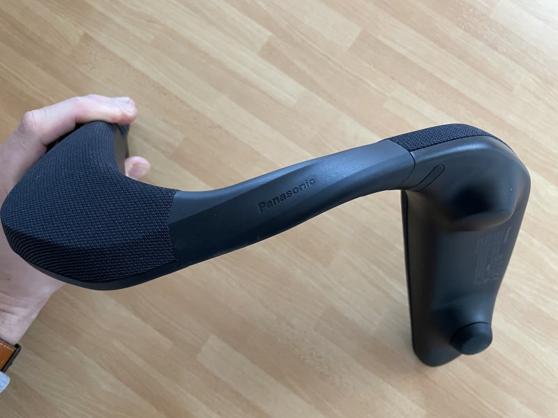 'L'archetto' in silicone è parecchio flessibile e rende lo speaker indossabile Panasonic SC-GNW10 meno soggetto a possibile rotture