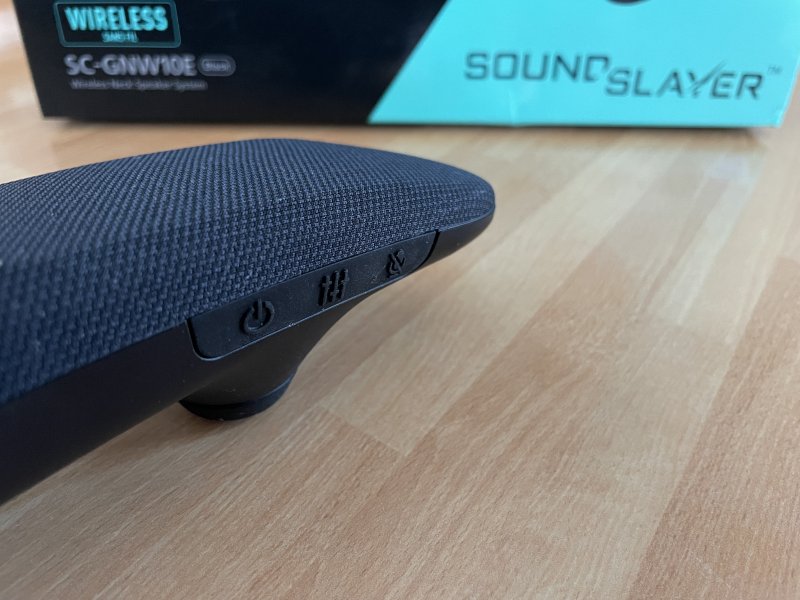 La 'punta' sinistra presenta tre tasti per la regolazione dello speaker Panasonic SC-GNW10, non proprio semplici da raggiungere