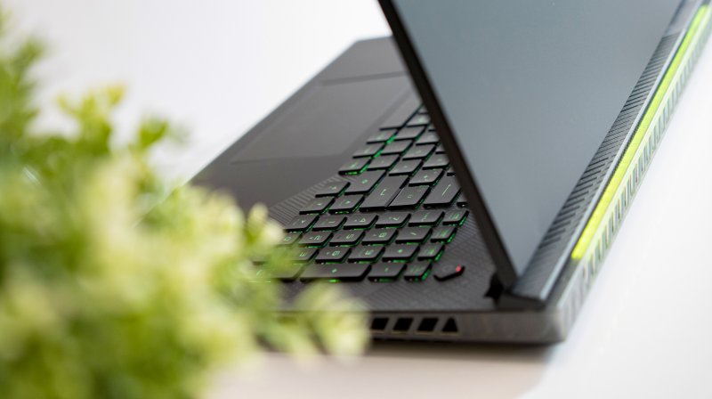 Pur essendo ben equipaggiato anche da un punto di vista audio, lo SCAR soffre a causa della rumorosità generata dalle sue ventole