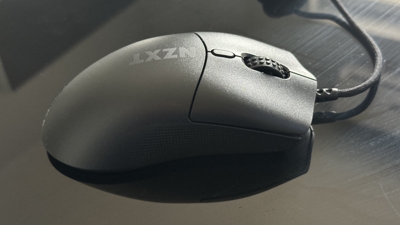 NZXT Lift 2 Symm presenta un'inedita zigrinatura sui lati che migliora il grip NZXT Lift 2 Symm presenta un'inedita zigrinatura sui lati che migliora il grip