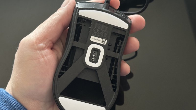 La parte inferiore del Lift 2 presenta una struttura aperta per ridurre il peso del device La parte inferiore del Lift 2 presenta una struttura aperta per ridurre il peso del device