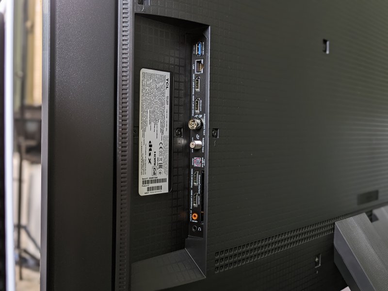 El TCL 55C805 tiene dos puertos HDMI 2.1, uno de los cuales tiene una frecuencia de 144 Hz, mientras que la entrada eARC se traslada a una de las dos entradas HDMI 2.0b.