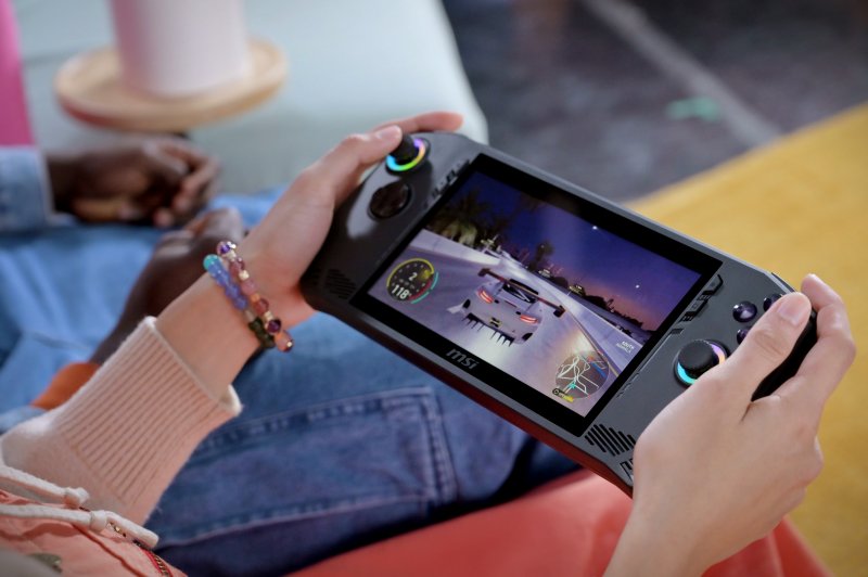 MSI Claw è il primo PC handheld che arriverà sul mercato ad aprile ad un prezzo di 899€