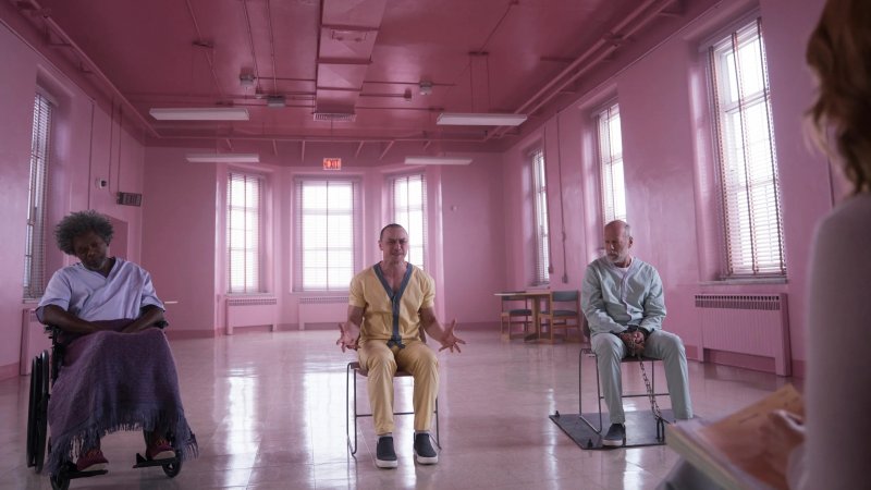 Samuel L. Jackson, James McAvoy e Bruce Willis in una scena di Glass