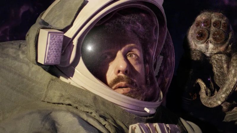 Adam Sandler in una scena di Spaceman