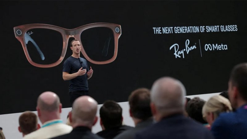 The presentation of Ray-Ban Smart Glasses