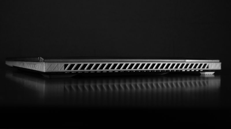 La generosa sezione posteriore si occuperà dell'ingrato compito di scaricare l'aria calda prodotta da CPU e GPU; i rialzi in gomma aiutano nel pescare invece aria fresca