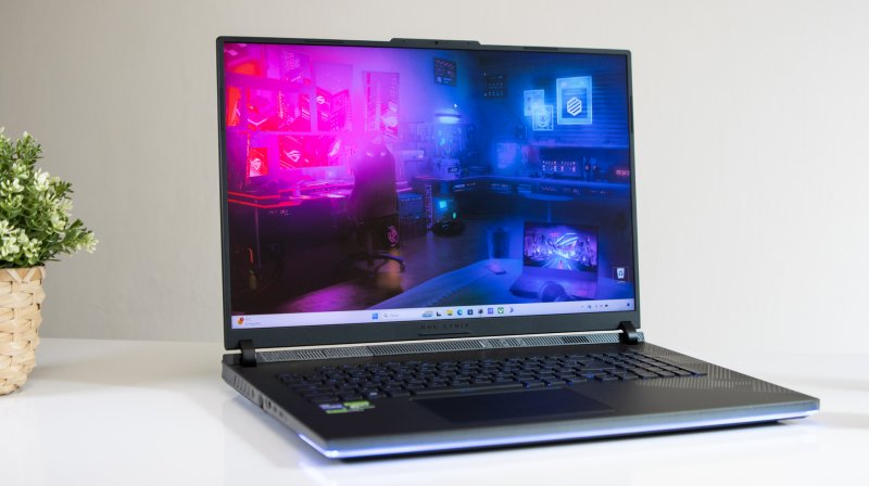 Il generoso schermo da 18 pollici è grande abbastanza per non far rimpiangere un monitor desktop, se lo spazio è ristretto