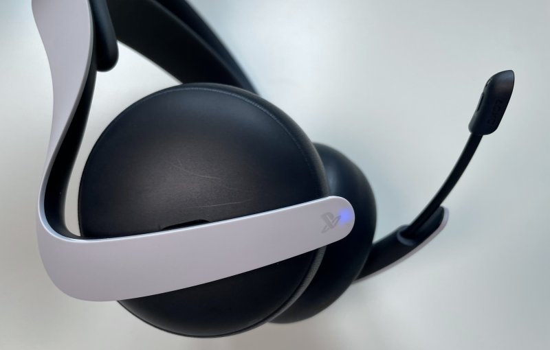 Le linee delle cuffie sono semplici e minimali, senza particolari dettagli vistosi, se non il piccolo LED blu che indica quando il dispositivo è acceso Le linee delle cuffie sono semplici e minimali, senza particolari dettagli vistosi, se non il piccolo LED blu che indica quando il dispositivo è acceso