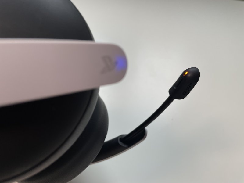 Il microfono ha una luce LED per indicare quando le Pulse Elite sono in muto Il microfono ha una luce LED per indicare quando le Pulse Elite sono in muto