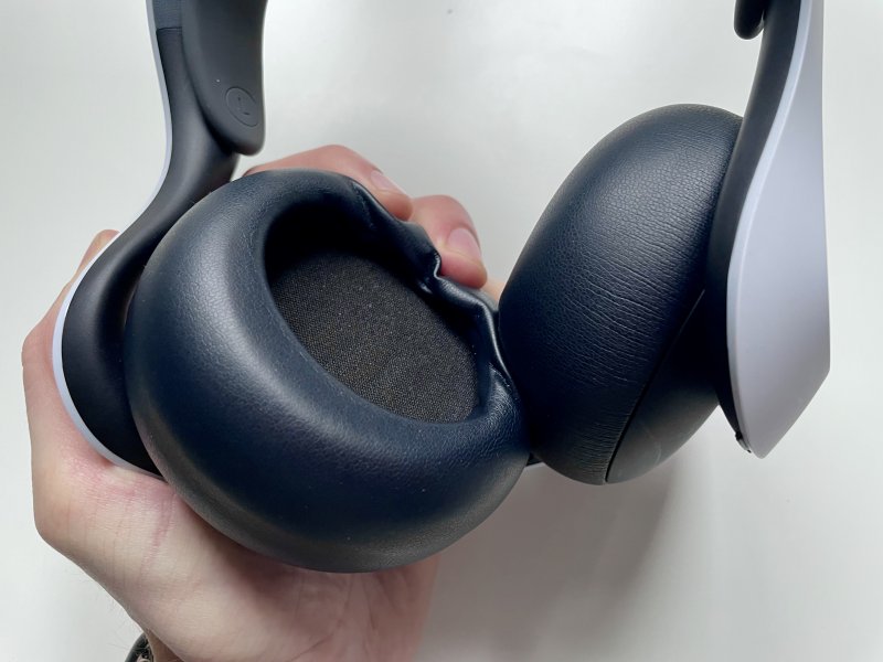 La scarsa profondità dei cuscinetti delle Pulse Elite potrebbe dare fastidio a chi ha le orecchie grandi La scarsa profondità dei cuscinetti delle Pulse Elite potrebbe dare fastidio a chi ha le orecchie grandi