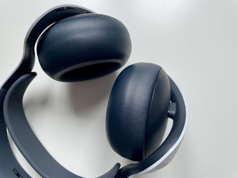 I padiglioni sono sorretti esclusivamente da quel piccolo (e non particolarmente robusto) pezzo di plastica I padiglioni sono sorretti esclusivamente da quel piccolo (e non particolarmente robusto) pezzo di plastica