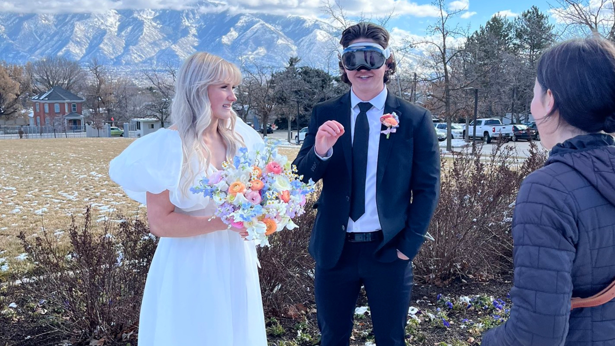 Apple Vision Pro, un dipendente del settore tech lo ha indossato al suo matrimonio, diventando virale