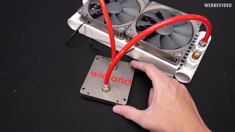 Il sistema di raffreddamento è composto da una piastra in metallo e un radiatore con 2 ventole