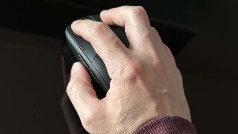 Il ROG Strix Impact 3 Wireless impugnato Il ROG Strix Impact 3 Wireless impugnato