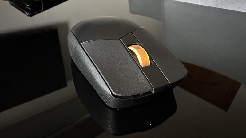 ASUS ROG Strix Impact 3 Wireless con la sua illuminazione sullo scroller ASUS ROG Strix Impact 3 Wireless con la sua illuminazione sullo scroller