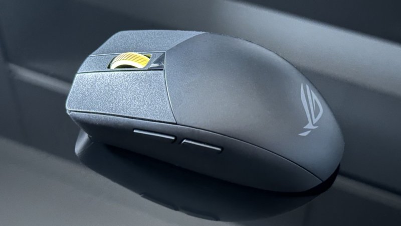 La scocca del ROG Strix Impact 3 Wireless presenta diverse finiture La scocca del ROG Strix Impact 3 Wireless presenta diverse finiture