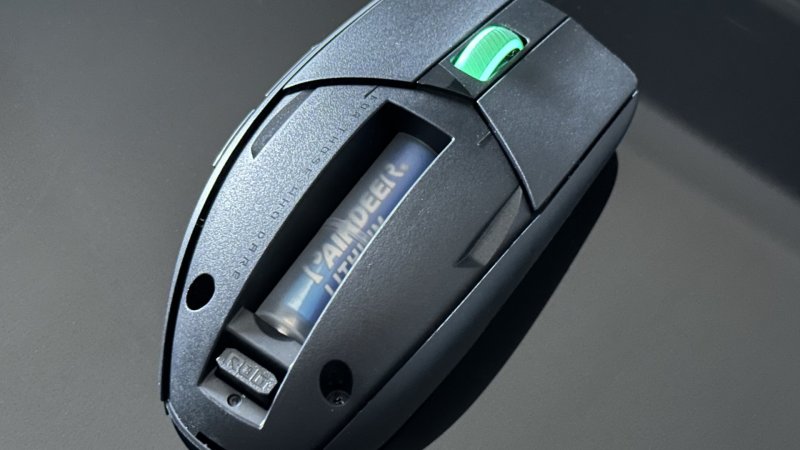 Il vano batteria del ROG Strix Impact 3 Wireless Il vano batteria del ROG Strix Impact 3 Wireless