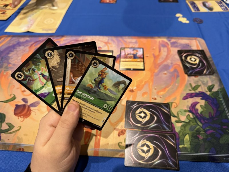 Il set base e la prima espansione di Lorcana resteranno in inglese, sarà Nelle Terre D'Inchiostro, invece, la prima espansione ad essere tradotta in italiano