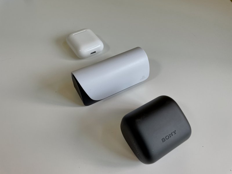 A confronto le tre dimensioni delle custodie (dall'alto): AirPods di prima generazione, Pulse Explore, INZONE Buds A confronto le tre dimensioni delle custodie (dall'alto): AirPods di prima generazione, Pulse Explore, INZONE Buds