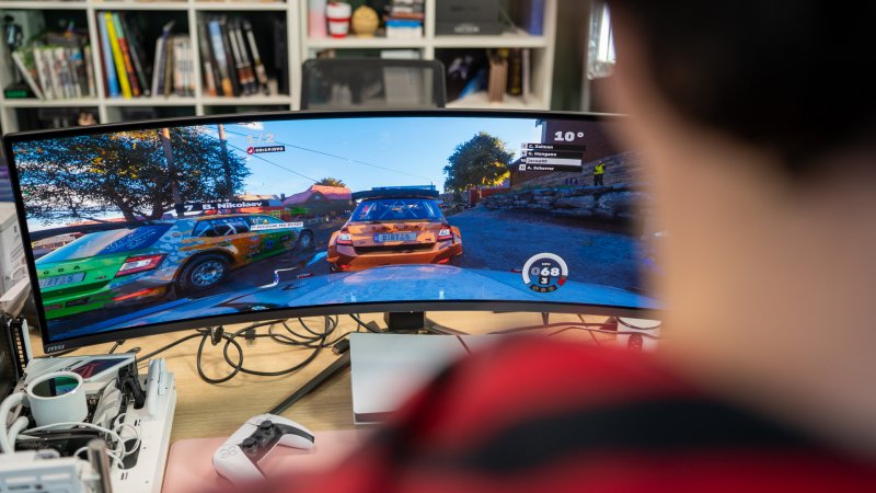 I giochi di guida sono sempre goduriosi sui monitor curvi come l'MSI MPG 491CQP