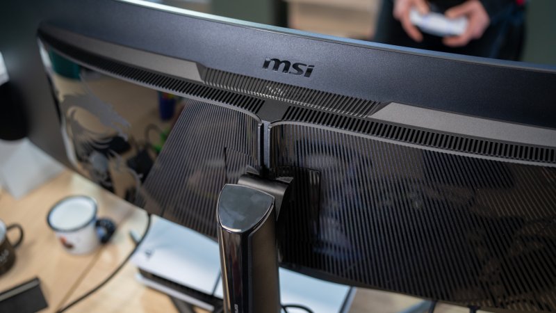 Il design a righe del retro dell'MSI MPG 491CQP 'nasconde' le numerose prese d'aria