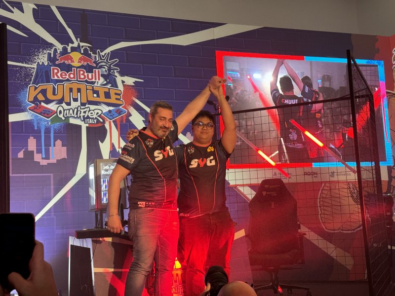 Una delle particolarità del Red Bull Kumite è la presenza di una gabbia da wrestling intorno al palco principale che a Roma aveva dimensioni ridotte ma che sarà protagonista a New York Una delle particolarità del Red Bull Kumite è la presenza di una gabbia da wrestling intorno al palco principale che a Roma aveva dimensioni ridotte ma che sarà protagonista a New York