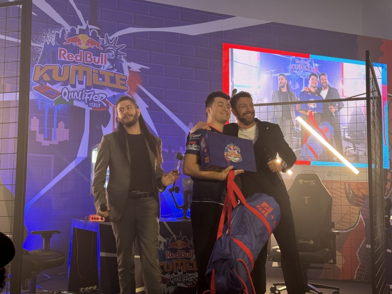 La finale dell'evento di qualificazione italiano del Red Bull Kumite è stata un incontro tesissimo che vi consigliamo di recuperare se volete assistere a un match di Street Fighter di altissimo livello La finale dell'evento di qualificazione italiano del Red Bull Kumite è stata un incontro tesissimo che vi consigliamo di recuperare se volete assistere a un match di Street Fighter di altissimo livello