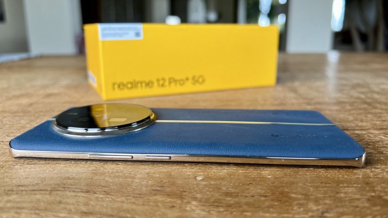 Il modulo fotocamere di Realme 12 Pro+ è parecchio sporgente Il modulo fotocamere di Realme 12 Pro+ è parecchio sporgente