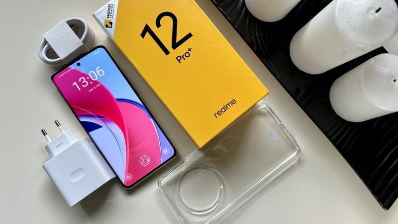 Realme 12 Pro+ in compagnia della confezione e degli accessori inclusi Realme 12 Pro+ in compagnia della confezione e degli accessori inclusi