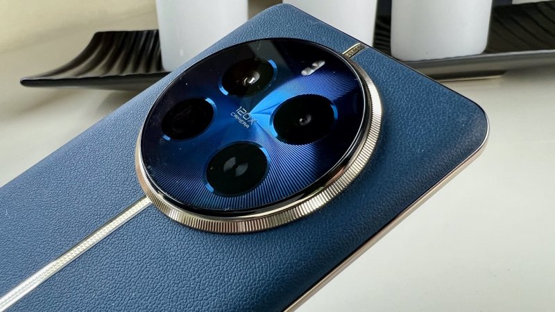 Un dettaglio del generoso modulo fotocamere posteriore di Realme 12 Pro+ Un dettaglio del generoso modulo fotocamere posteriore di Realme 12 Pro+