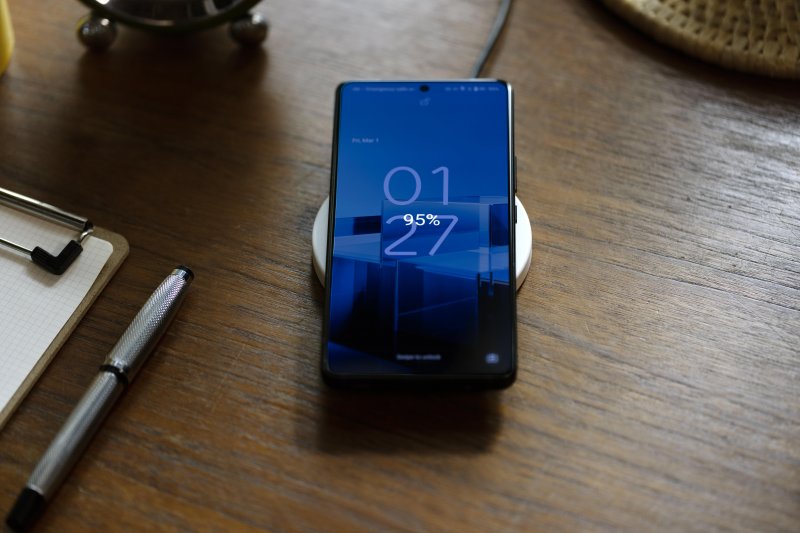 Asus Zenfone 11 Ultra ve kablosuz şarj