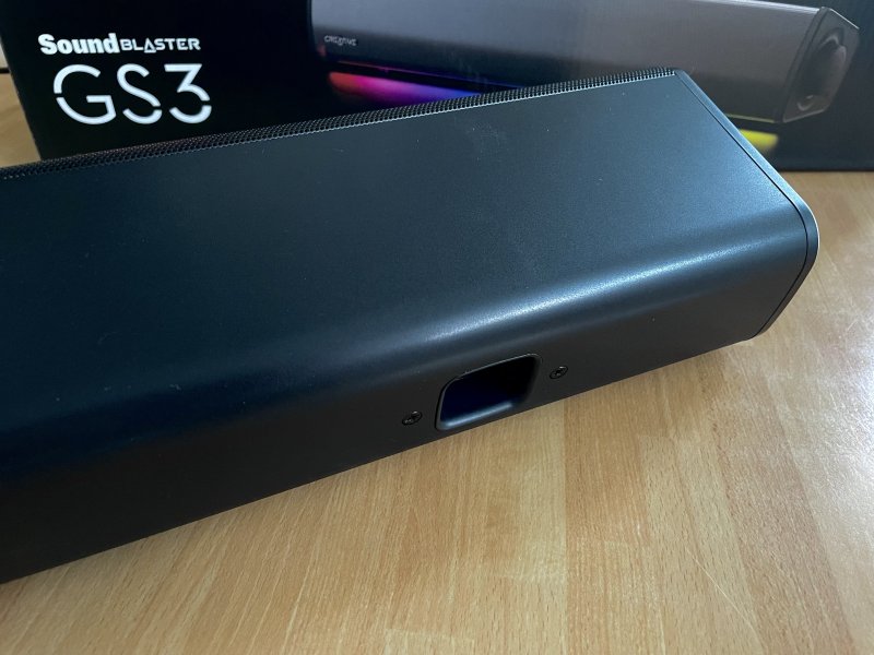 Sulla parte posteriore c'è un foro per far fuoriuscire meglio i toni bassi dalla Sound Blaster GS3