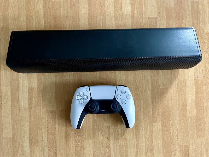 Qui si può vedere il paragone in termini di dimensioni tra un DualSense di PlayStation 5 e la Sound Blaster GS3