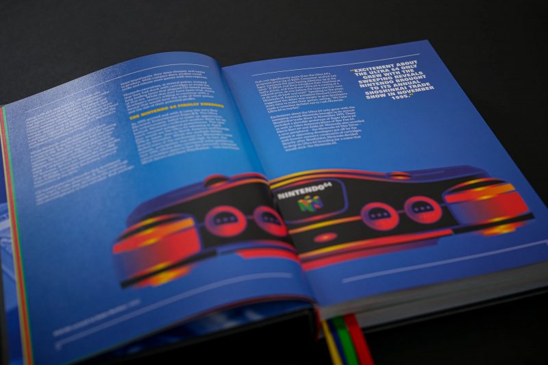 Le prime pagine del libro riassumono la genesi e l'evoluzione del progetto Nintendo 64, qui facendosi accompagnare dalla splendida illustrazione che campeggiava sulla confezione giapponese della console Le prime pagine del libro riassumono la genesi e l'evoluzione del progetto Nintendo 64, qui facendosi accompagnare dalla splendida illustrazione che campeggiava sulla confezione giapponese della console