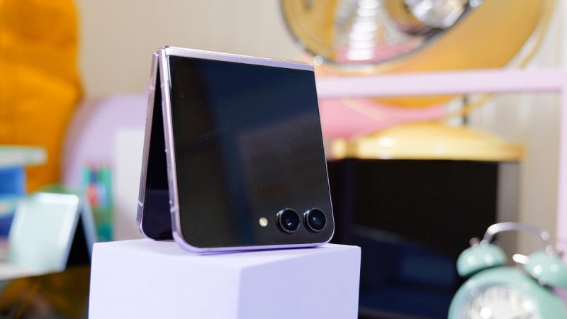 The Galaxy Z Flip's external screen measures 3.4 inches