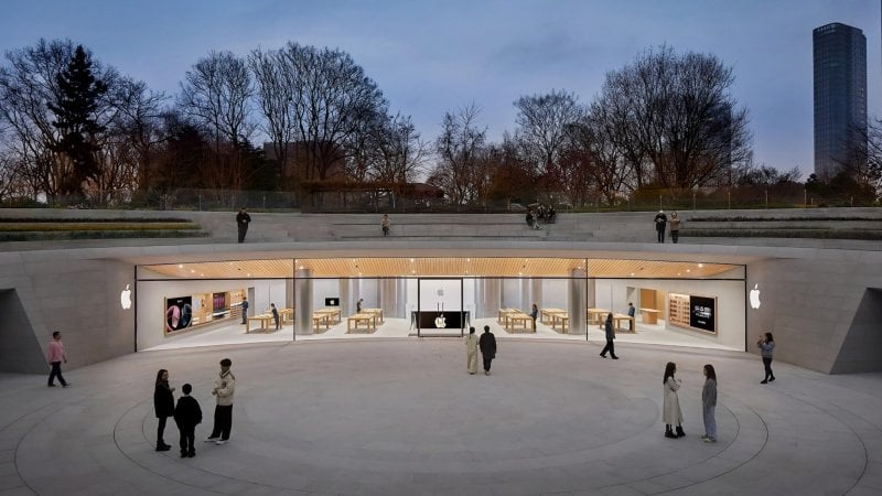 Inside the store, distributed over several floors, there are areas dedicated to the display and testing of all Apple products