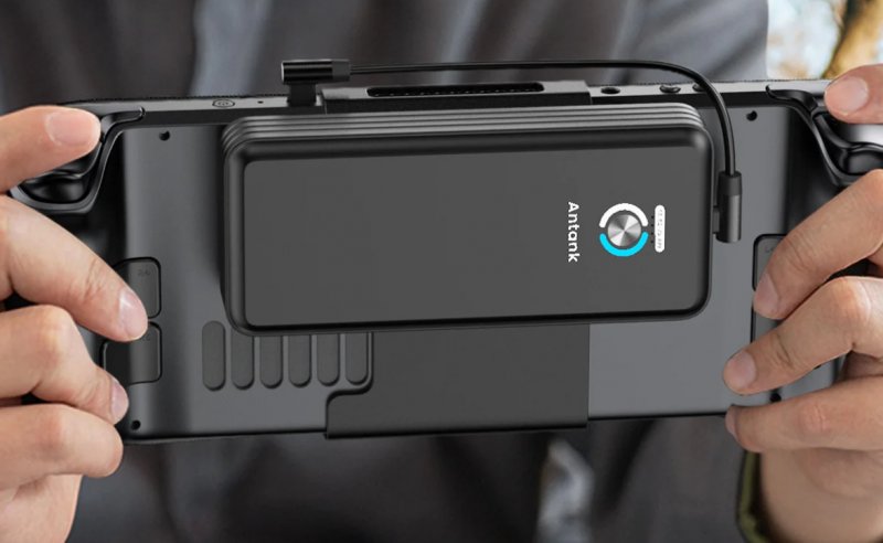 Fissare questo power bank allo Steam Deck aumenta indubbiamente il peso complessivo del dispositivo