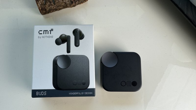 Le CMF Buds by Nothing sono disponibili in tre colori: grigio scuro, grigio chiaro e un iconico arancione brillante