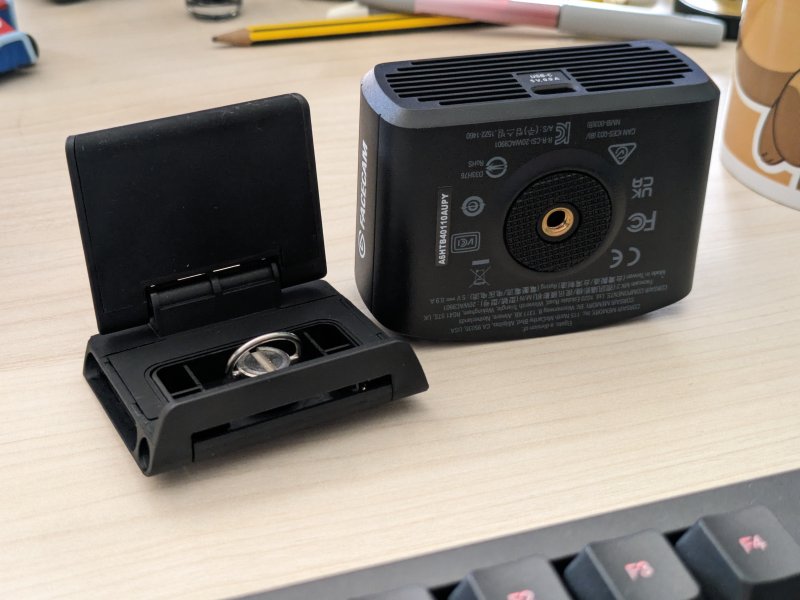 Il supporto per monitor è incluso nella confezione