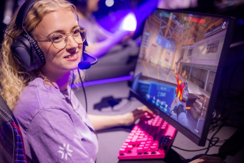 La pro gamer Mimi durante lo Showmatch dei Masters La pro gamer Mimi durante lo Showmatch dei Masters