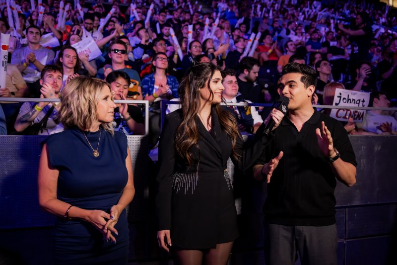 Anna Donlon e Leo Faria intervistati a bordo palco durante la finale Anna Donlon e Leo Faria intervistati a bordo palco durante la finale