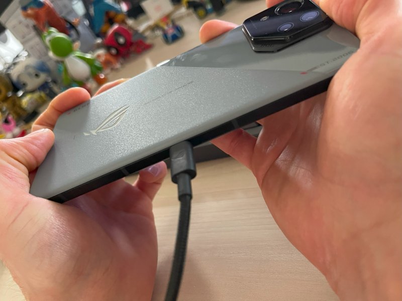 L'USB-C laterale permette di giocare comodamente anche durante la ricarica di ROG Phone 8