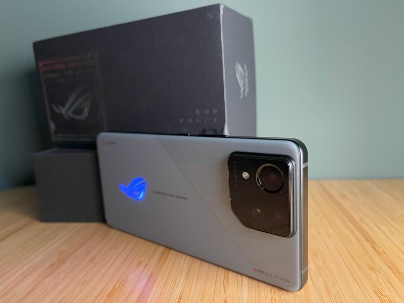 In controtendenza con il mercato, l'unboxing di ROG Phone 8 dà le sue soddisfazioni anche nella versione base