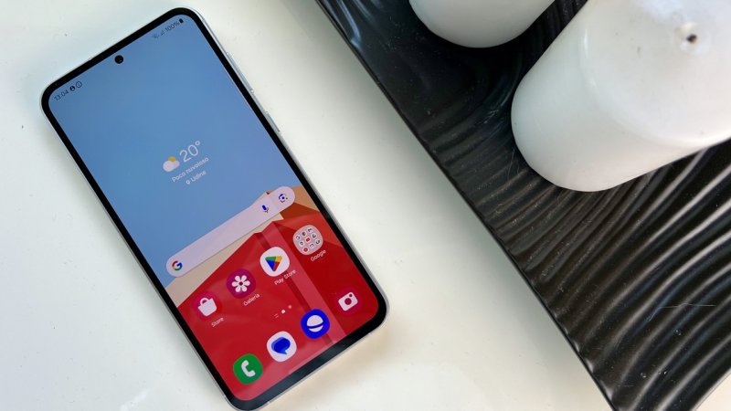 Le cornici che incastonano lo schermo di Samsung Galaxy S23 FE sono abbastanza pronunciate Le cornici che incastonano lo schermo di Samsung Galaxy S23 FE sono abbastanza pronunciate