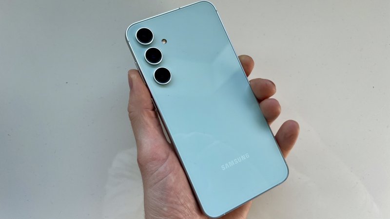 Samsung Galaxy S23 FE è interamente realizzato in vetro e possiede la certificazione IP68 Samsung Galaxy S23 FE è interamente realizzato in vetro e possiede la certificazione IP68