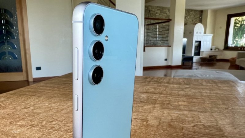 Un dettaglio del modulo fotocamere posteriore di Samsung Galaxy S23 FE Un dettaglio del modulo fotocamere posteriore di Samsung Galaxy S23 FE